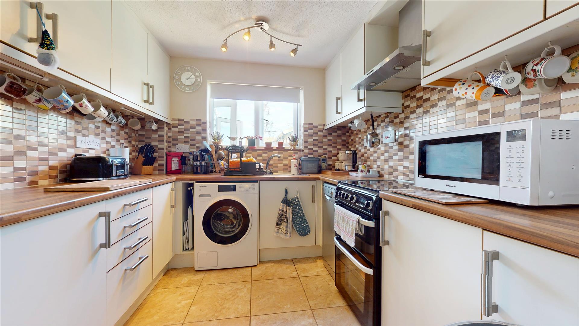 3 bed property in Kensington Drive, Milton Keynes
